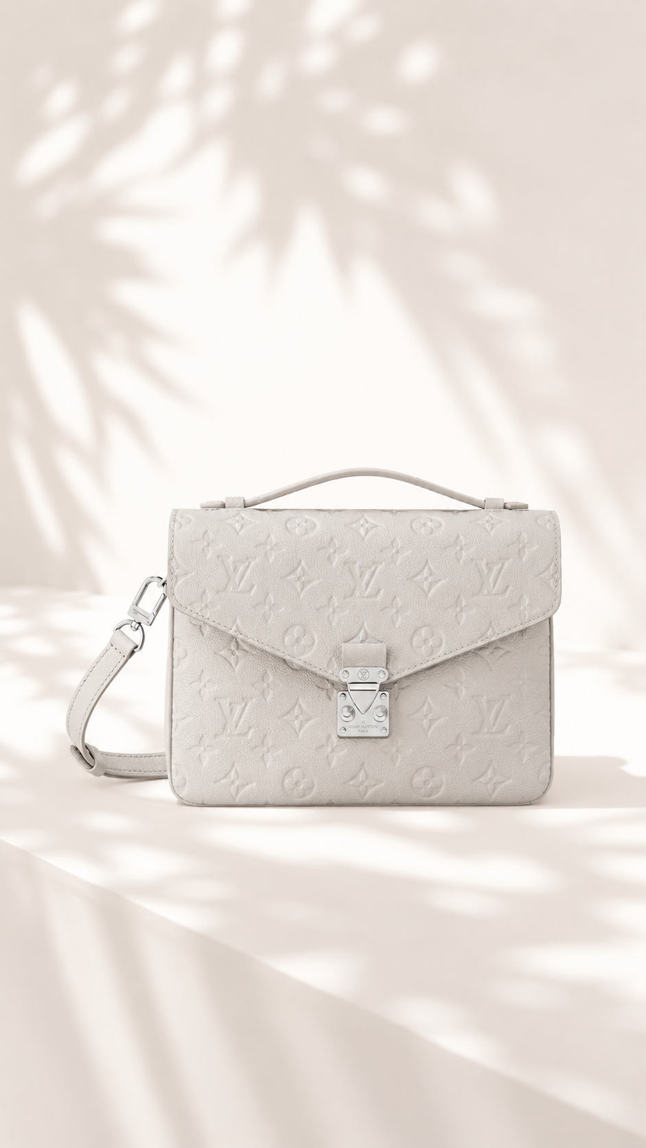 Louis Vuitton Pochette Métis Giant Monogram
